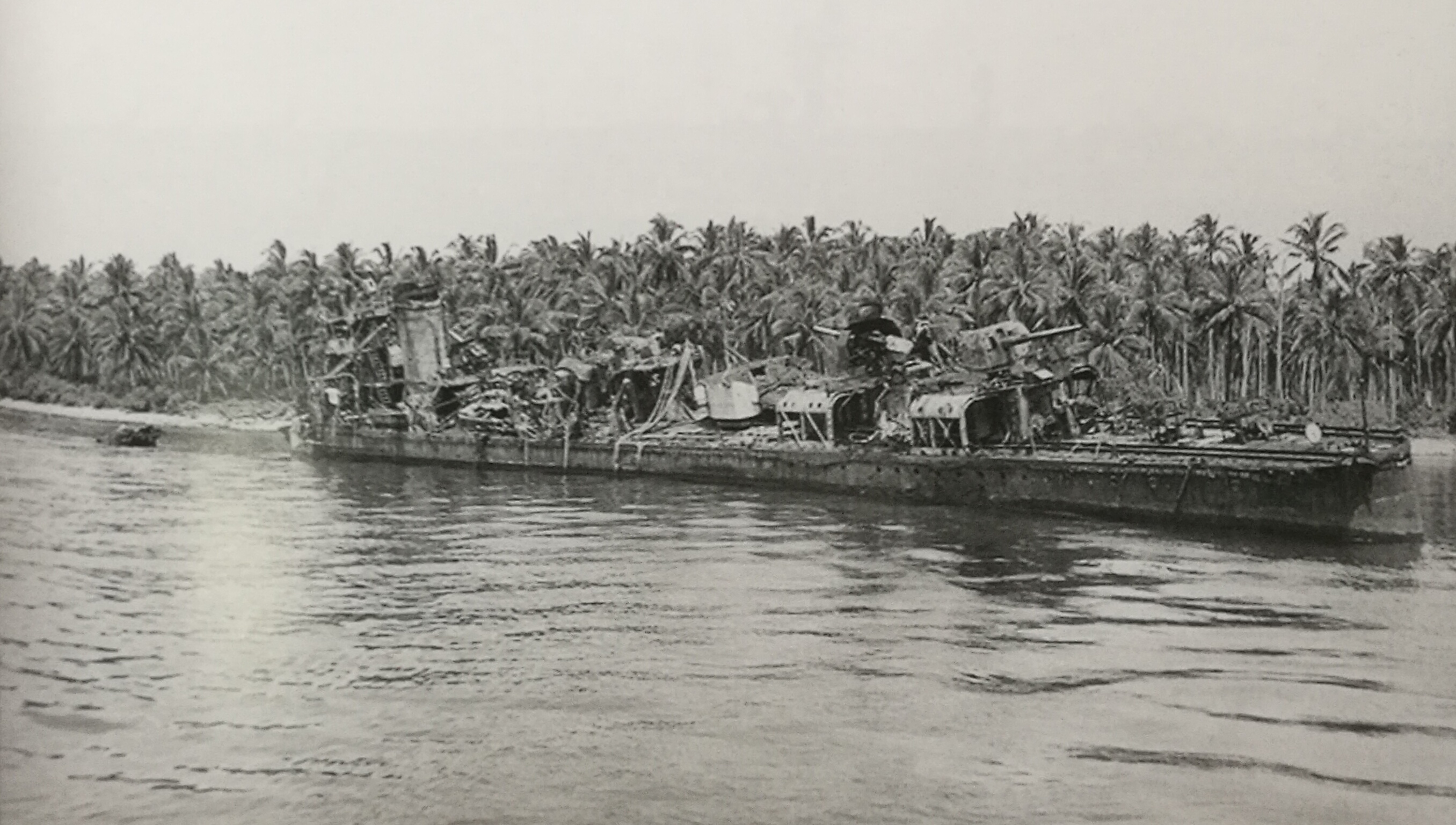 1944年7月參加庫拉灣夜戰在科隆班加拉島受損擱淺的長月