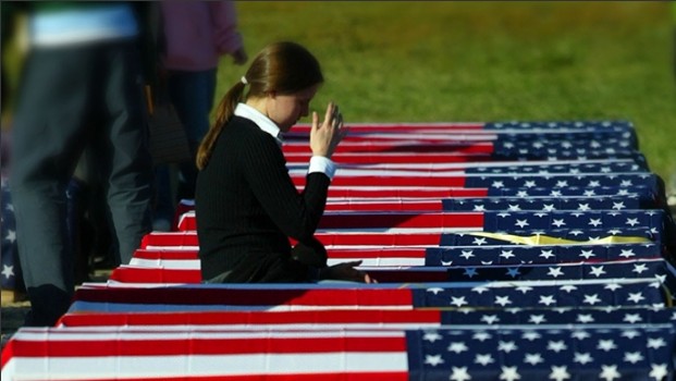 美國戰死士兵家屬在靈柩前祈禱