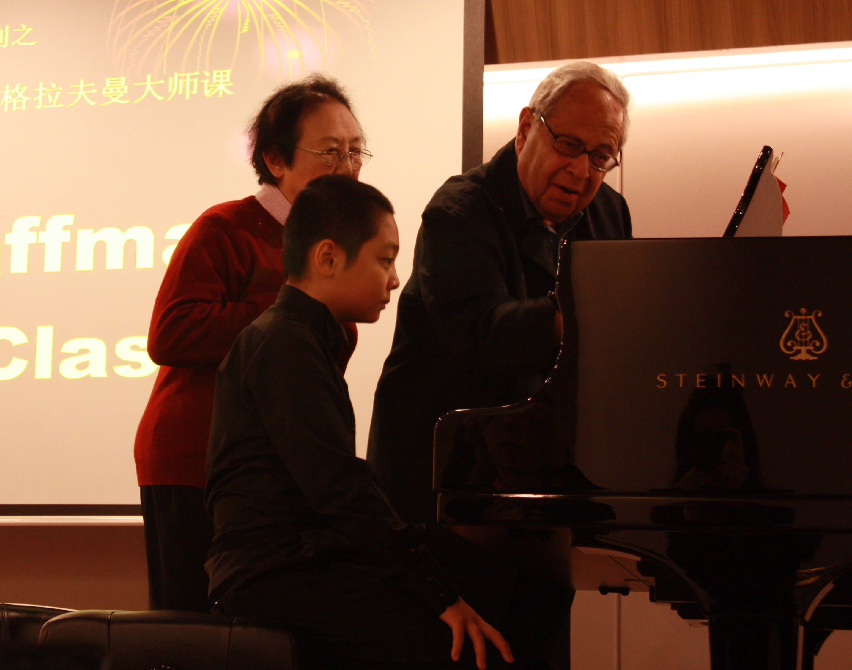 格拉夫曼在中國指導小演奏家劉澤鍇彈奏技巧