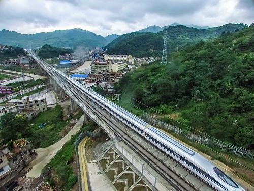 貴州東段首發列車G3002次列車從貴州省貴定縣境內駛過