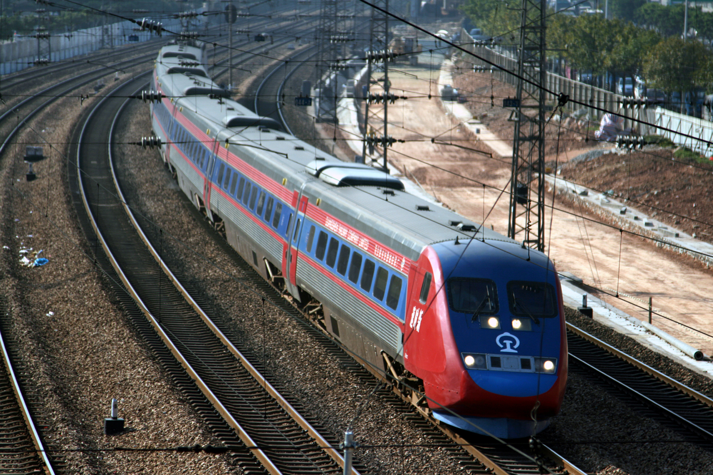 運行在廣深鐵路的SJ2000“新時速”列車