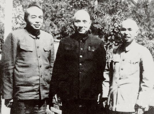 1954年，彭德懷、鄧子恢、張鼎丞在香山合影