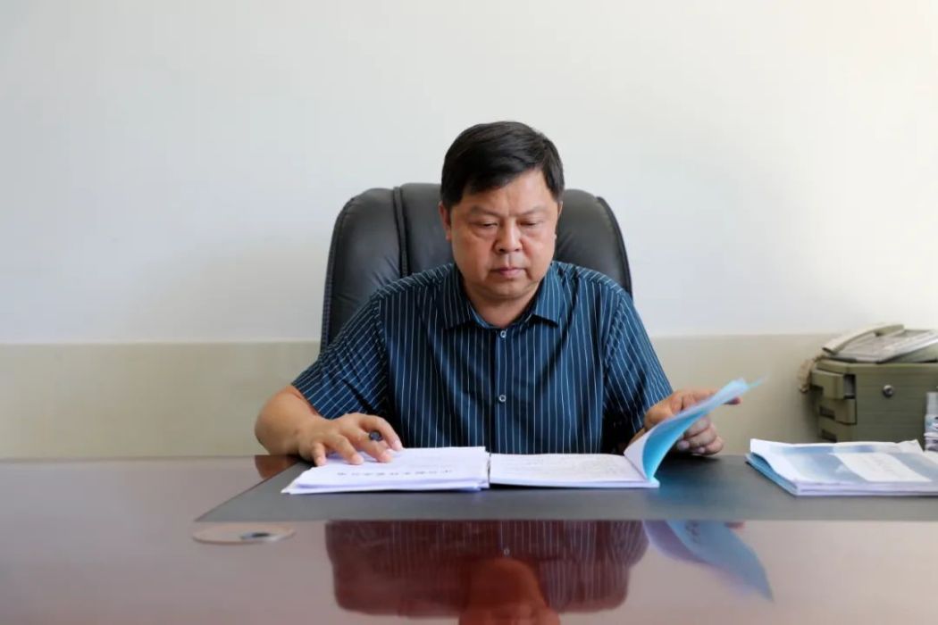 羅海(敘永縣職業高級中學校黨支部書記、校長) 羅海(敘永縣職業高級中學校黨支部書記、校長)