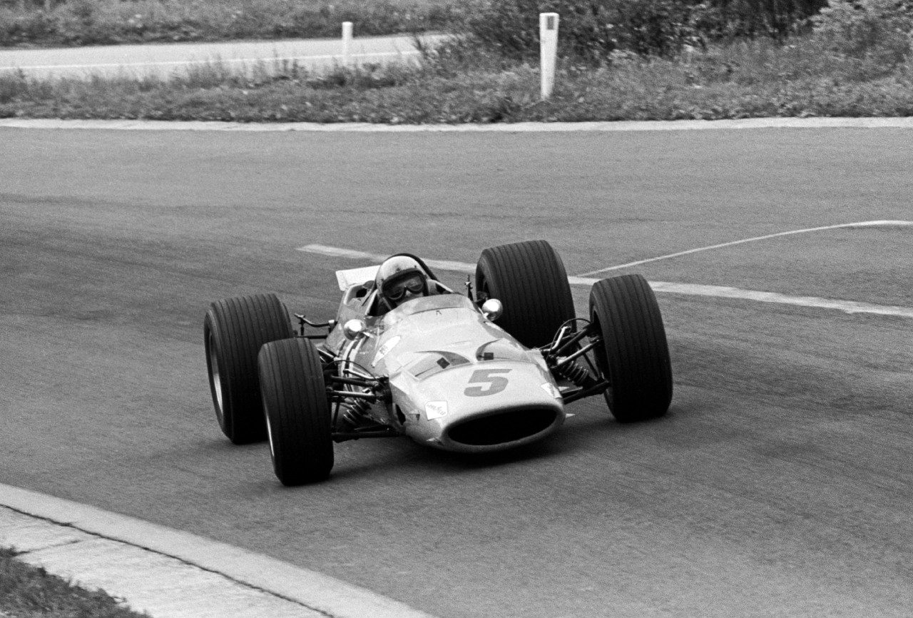 1968年比利時大獎賽，布魯斯·邁凱倫為他的車隊取得第一次勝利