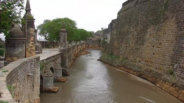 第烏要塞外圍的護城河