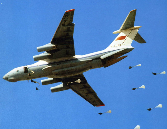 中國空軍伊爾-76投送物資