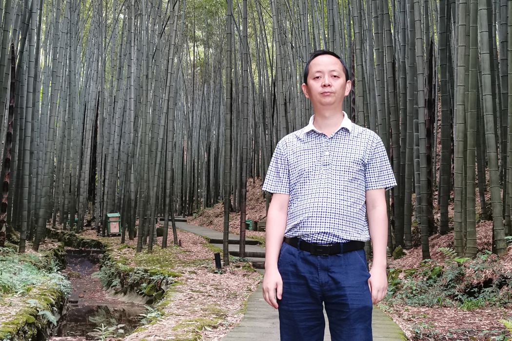 鄭詩凡(達川區書法家協會副主席) 鄭詩凡(達川區書法家協會副主席)