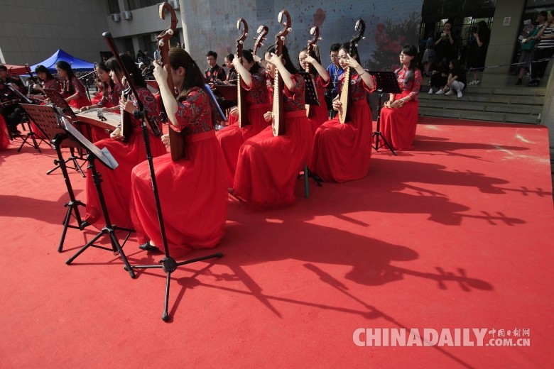 對外經貿大學民樂團學生展示中國民樂