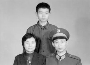 王慶平與父母合影