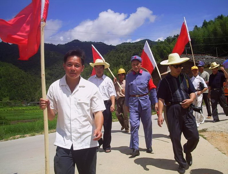 遊客走在石峰村的紅路上