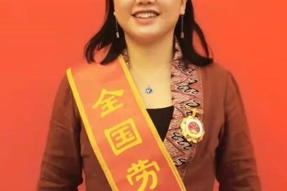 譚艷林(湘西州巾幗扶貧車間負責人,全國勞動模範) 譚艷林(湘西州巾幗扶貧車間負責人,全國勞動模範)
