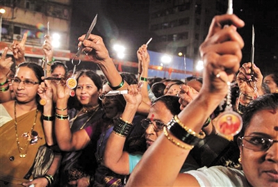　濕婆神軍黨為孟買婦女佩刀