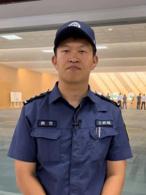 王躍超(大連市公安局警察教育訓練支隊實戰訓練大隊教導員、警務技能教官) 王躍超(大連市公安局警察教育訓練支隊實戰訓練大隊教導員、警務技能教官)