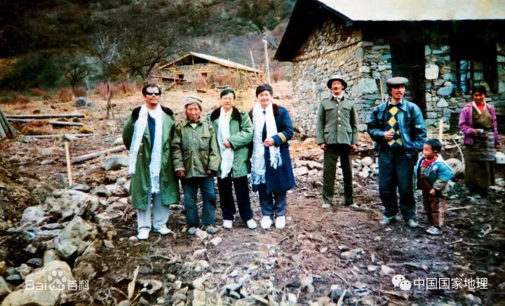 1996年隆子縣援藏幹部到玉麥看望老鄉長桑結曲巴（左二）