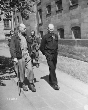 威廉·李斯特（左）在監獄裡散步