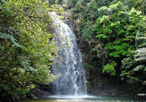 金盆山自然保護區的甲子門瀑布
