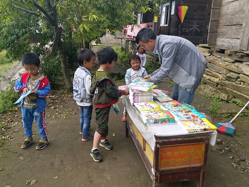 2018年駐易貢白村工作隊為學齡前兒童發放圖書