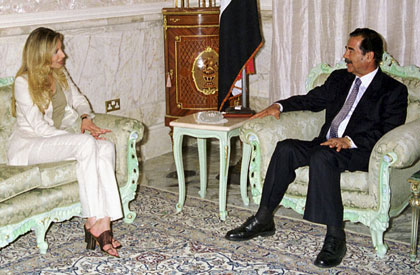 艾莎·卡扎菲會見薩達姆，斡旋伊拉克危機