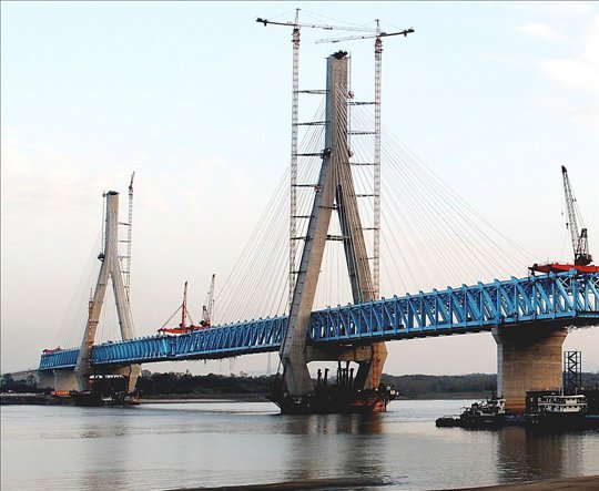 安慶長江鐵路大橋高達210米的主橋墩