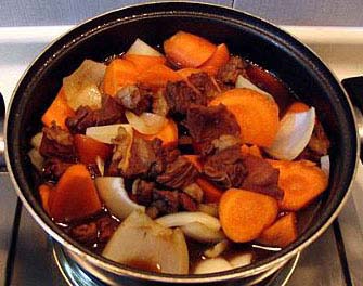 做好的土豆胡蘿蔔燉牛肉
