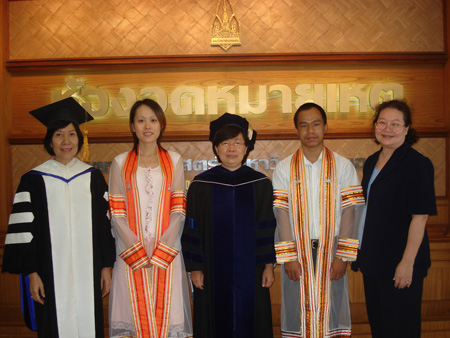 王思婷（左二）泰國孔敬大學的導師合影