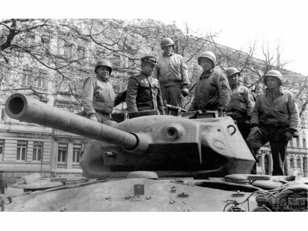蘇聯軍官查看M24坦克