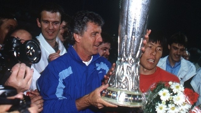 1988年率勒沃庫森獲得聯盟杯