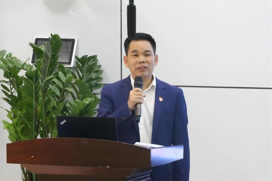 楊君輝(中共深圳市寶安區燕山學校總支部委員會書記) 楊君輝(中共深圳市寶安區燕山學校總支部委員會書記)