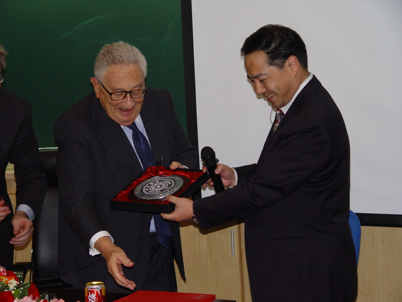 劉衛平向美國前國務卿基辛格贈清華大學校徽