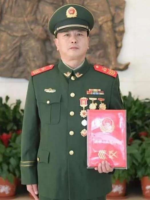 陳文軍(武警第一機動總隊某部航電技師,一級警士長) 陳文軍(武警第一機動總隊某部航電技師,一級警士長)