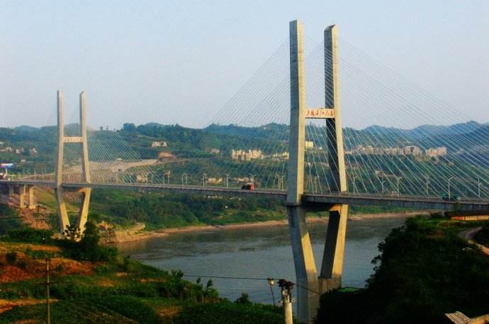 李渡長江大橋呈西北至東南方向布置