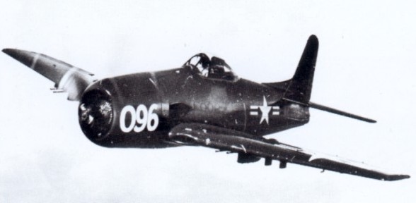 試飛中的F8F-1B 翼面的突起和伸出的炮管