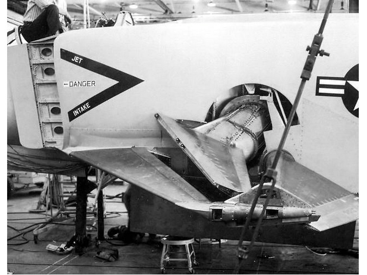 XFV-12A戰鬥機鴨翼上打開的百葉窗和噴氣導管清晰可見