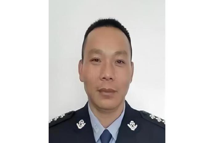 易輝(邵陽市邵陽縣公安局河伯派出所易仕村一村原輔警) 易輝(邵陽市邵陽縣公安局河伯派出所易仕村一村原輔警)