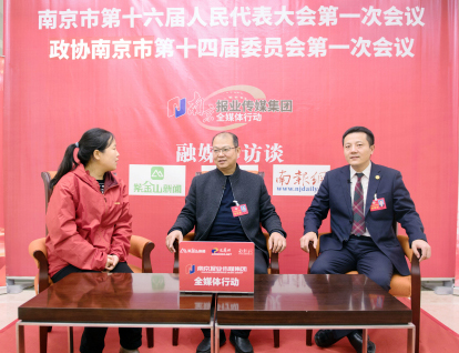 馮鵬（右）接受南京報業全媒體記者採訪