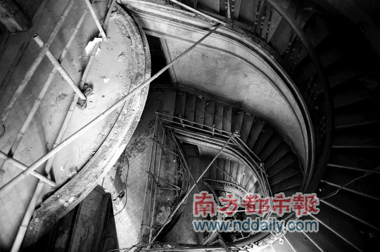 陳廉伯公館的旋轉樓梯如今一片殘敗