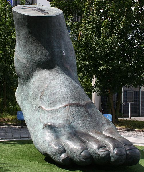席勒右腳雕像
