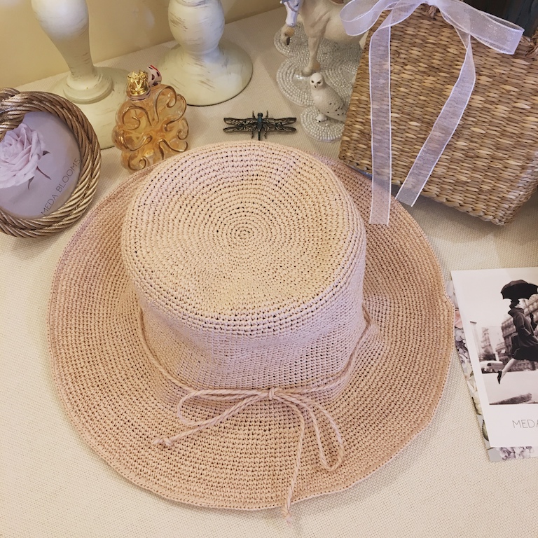 草帽(水草、竹篾或棕繩等物編織的帽子)