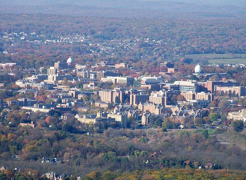 從尼塔尼山上俯瞰州學院的Penn State校園