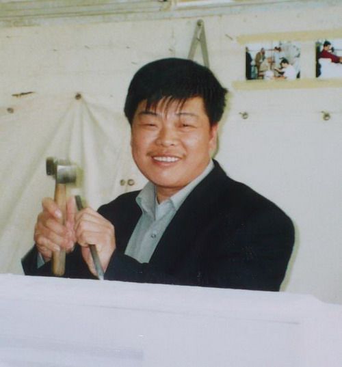 黃銀松(浙江省民間文藝家協會會員、高級工藝美術師) 黃銀松(浙江省民間文藝家協會會員、高級工藝美術師)