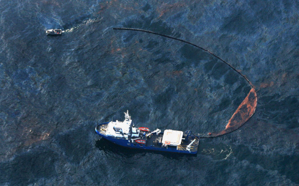 美國海岸警衛隊正在清除浮油