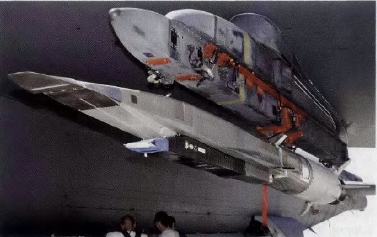 掛載於掛架下的X-51A飛行器