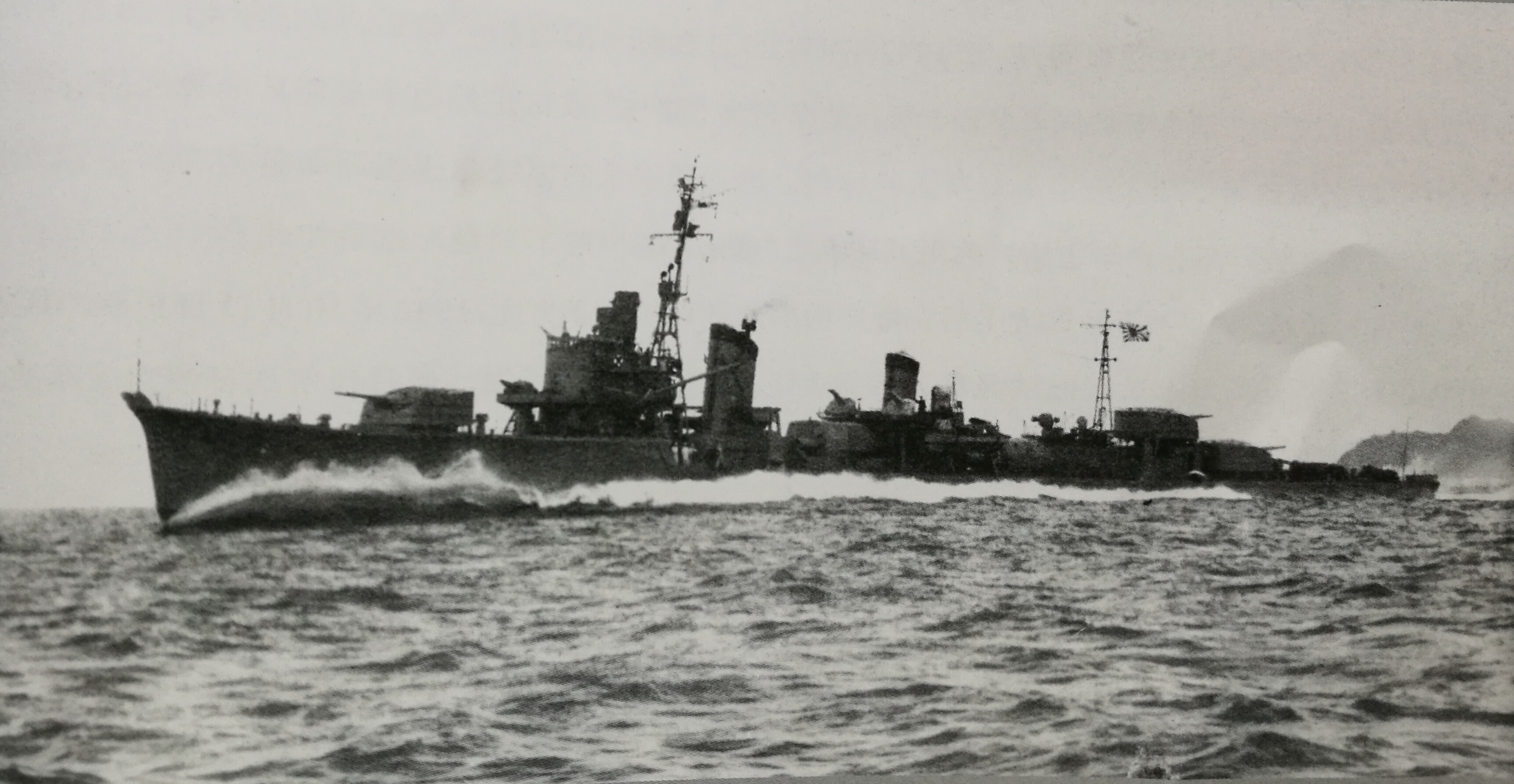 攝於1943年10月，在宮津灣全速試航的濱波號