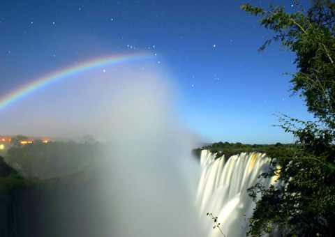 瀑布水霧折射月光形成的月虹。