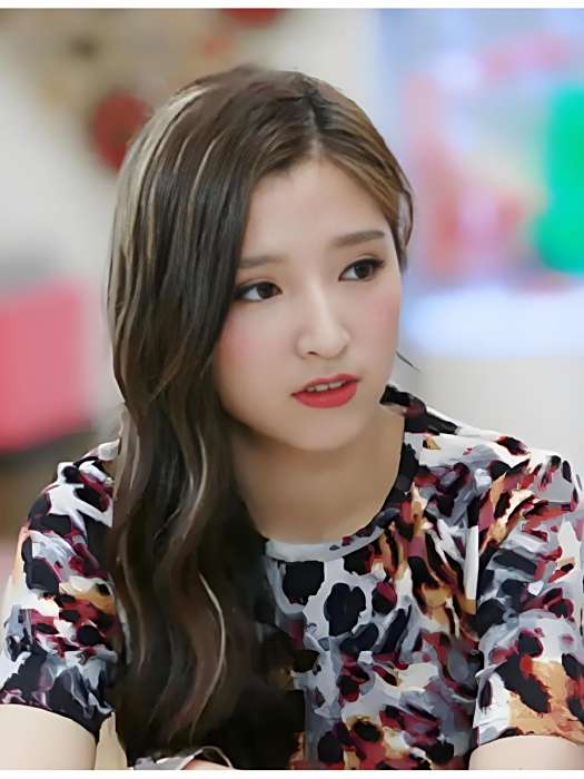 朱麗婭(現代都市劇《愛情萬萬歲》中的女配角,由潘辰飾演) 朱麗婭(現代都市劇《愛情萬萬歲》中的女配角,由潘辰飾演)