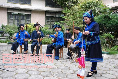 靖西壯族博物館民俗表演隊在排演木偶戲