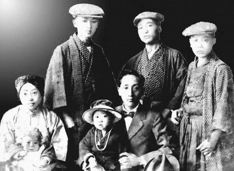 漆南薰（前右）與家人在日本留學時留影