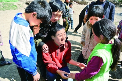 2013年4月朱啟平（中）看望岩口村的孩子們