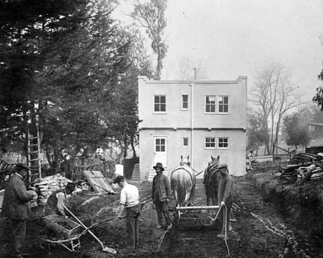 1926年，工人正在修建CCA奧克蘭校區