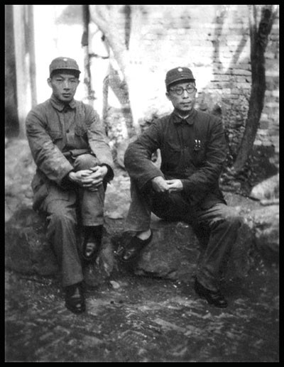 陳丕顯(左)和管文蔚(右)在蘇中區黨委駐地